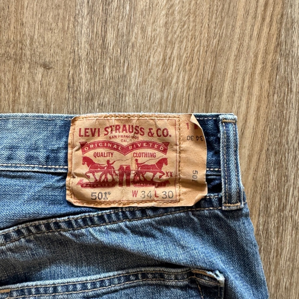 Levis 501 Original Fit Mens Jeans 34x30 Medium Wash Blue Button Fly Straight Leg - Picture 6 of 11